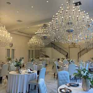 大きなシャンデリアが特徴の披露宴会場。思っていたよりはコンパクトな会場でした。両サイドに階段がある。