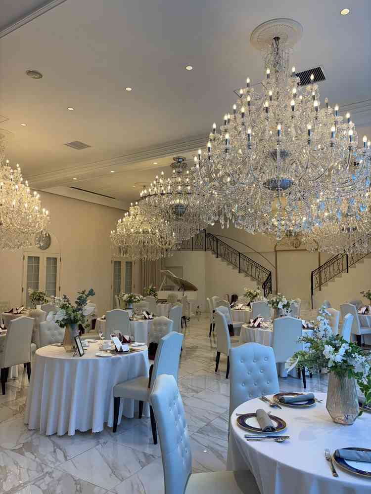 大きなシャンデリアが特徴の披露宴会場。思っていたよりはコンパクトな会場でした。両サイドに階段がある。