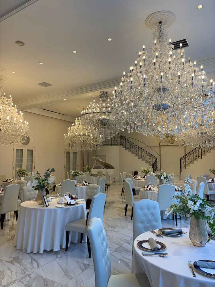 大きなシャンデリアが特徴の披露宴会場。思っていたよりはコンパクトな会場でした。両サイドに階段がある。