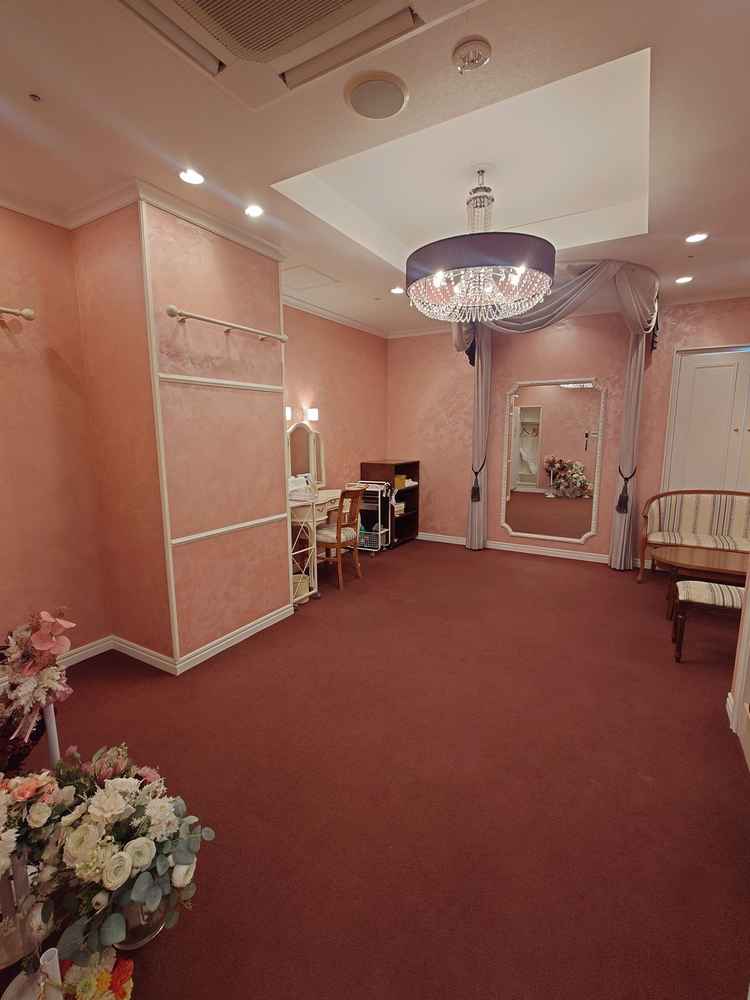 新郎新婦の準備室。シャワー完備で、広さもあるかわいらしいお部屋でした。