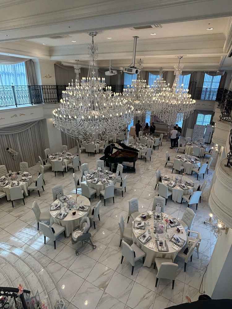 二手に分かれる階段がついていて、お姫様と王子様の登場！！って感じに憧れがある方にいいなと思いました