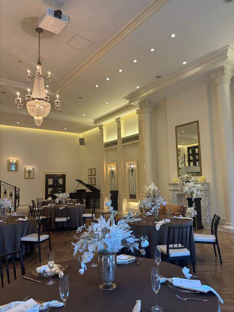 披露宴会場。お城のような雰囲気があります。天井が高くて開放感がありました。