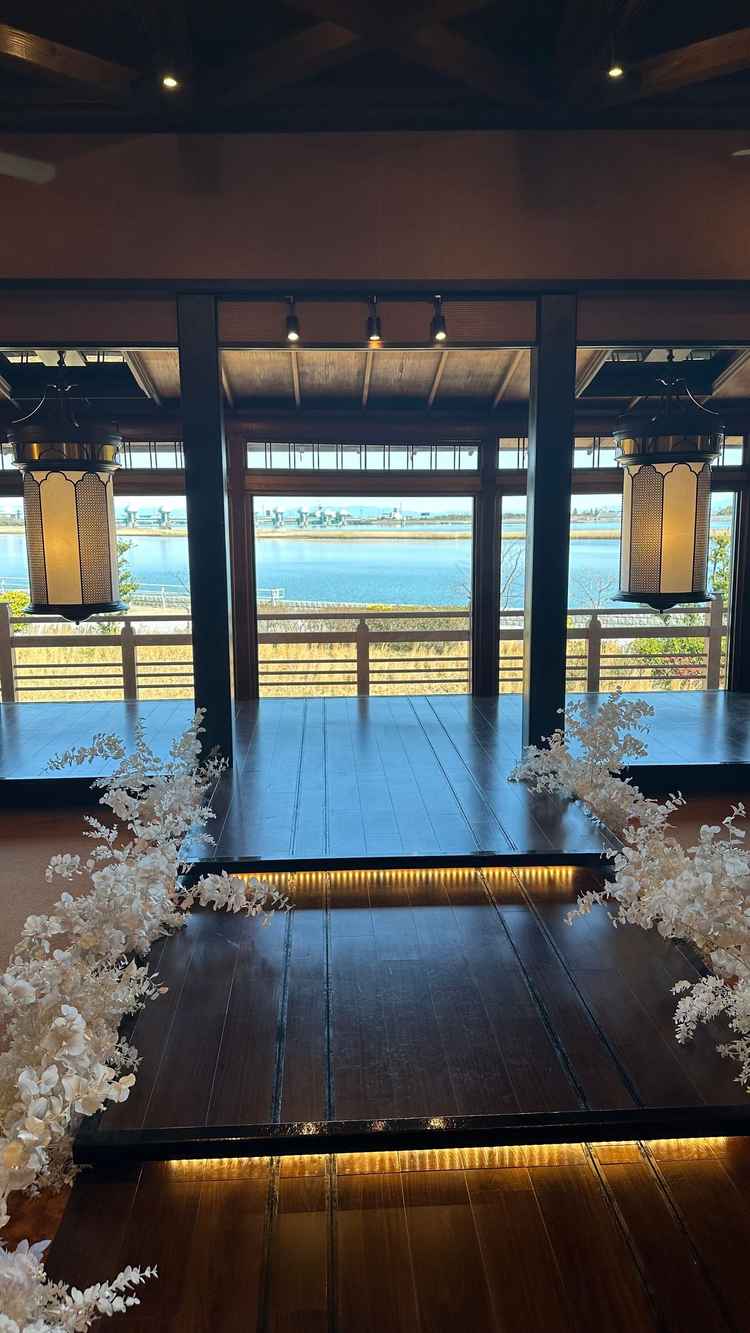 木の温もりや窓から入り込む光が特別感を演出してくれるチャペル。