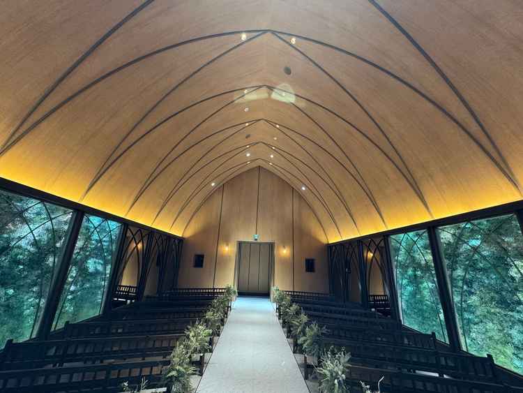 チャペルの祭壇から見た入り口側