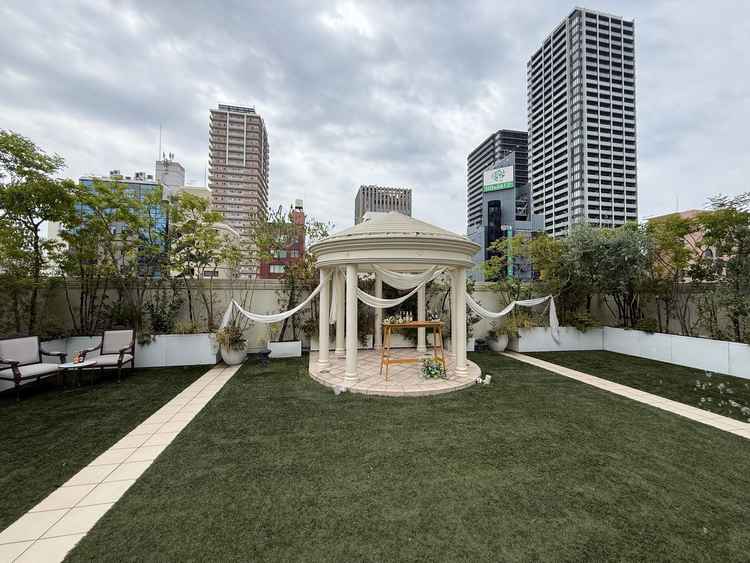 ガーデンテラス。披露宴前にここで集まって団欒できたら素敵だなと思いました。