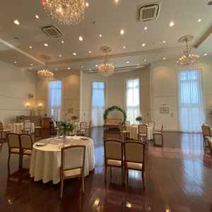 天井が高く広い披露宴会場