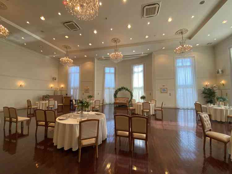 天井が高く広い披露宴会場