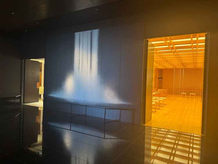 クールな滝のアートが施された和装式会場