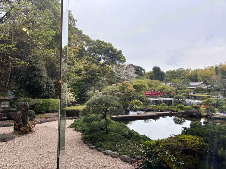 披露宴会場内から見える庭園です