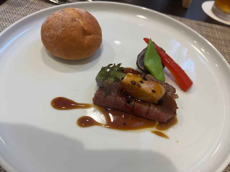 料理も凝っているのが多い。メインも美味しかった。