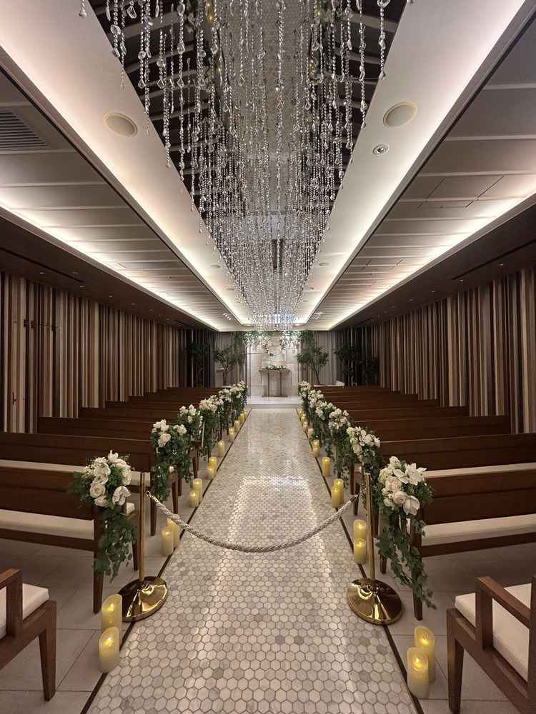 チャペルの写真です。デフォルトで写真内のお花や木も含まれているらしく、大きな窓もあり明るい印象です