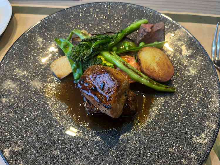 ステーキとフォアグラのワンプレートです。とてもおいしかったです。