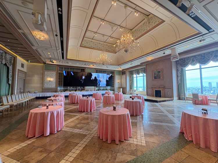 もうひとつの披露宴会場です！庭園をイメージして作られたそうです！