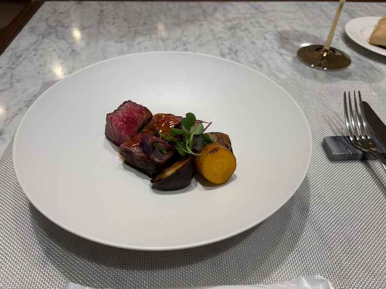 新郎と新婦で違った味付けのお肉を出していただきました。本番はオープンキッチンからすぐ運んでもらえます