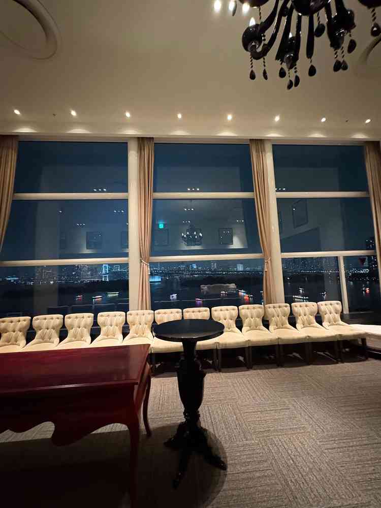 ゲストルーム。海やレインボーブリッジなどの景色が素敵で、広々としていました。