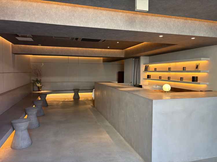 ゲスト控え室は、グレー基調でとてもおしゃれだった。自分たちで好きなように飾れるのも魅力的に感じた。