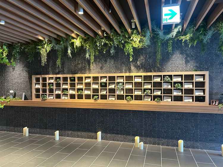 チャペルに向かう通路に参列者へのレタースペースがあり、喜んでいただけると思います。