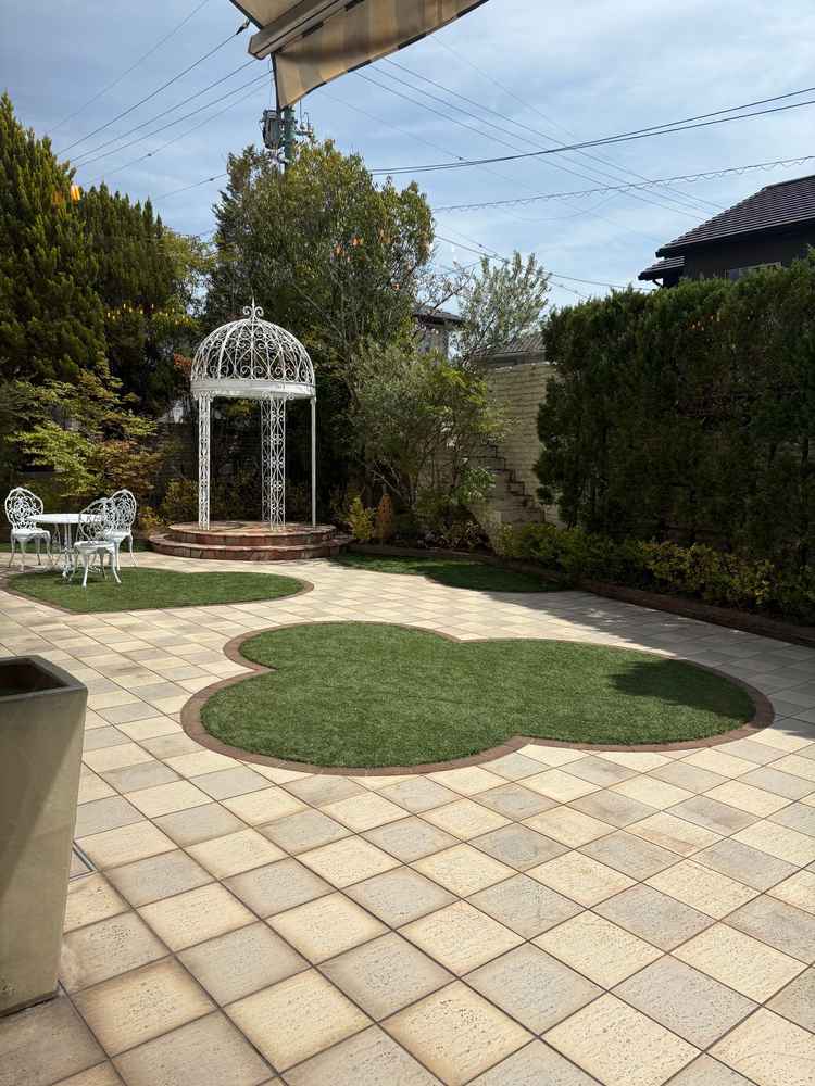 披露宴会場の外です。晴天の際には外で写真撮影も映え、室内のみではなく外で過ごせる開放的なバンケット。