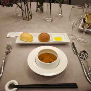 温かい前菜。洋風茶碗蒸しとパン。茶碗蒸しは味に深みがあり美味。