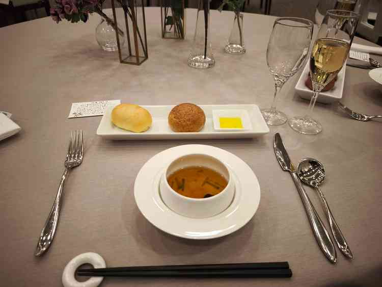 温かい前菜。洋風茶碗蒸しとパン。茶碗蒸しは味に深みがあり美味。