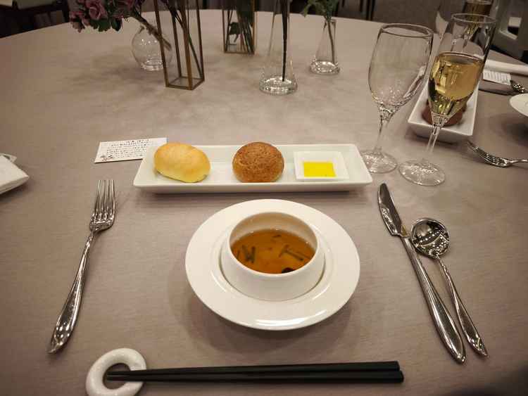 温かい前菜。洋風茶碗蒸しとパン。茶碗蒸しは味に深みがあり美味。