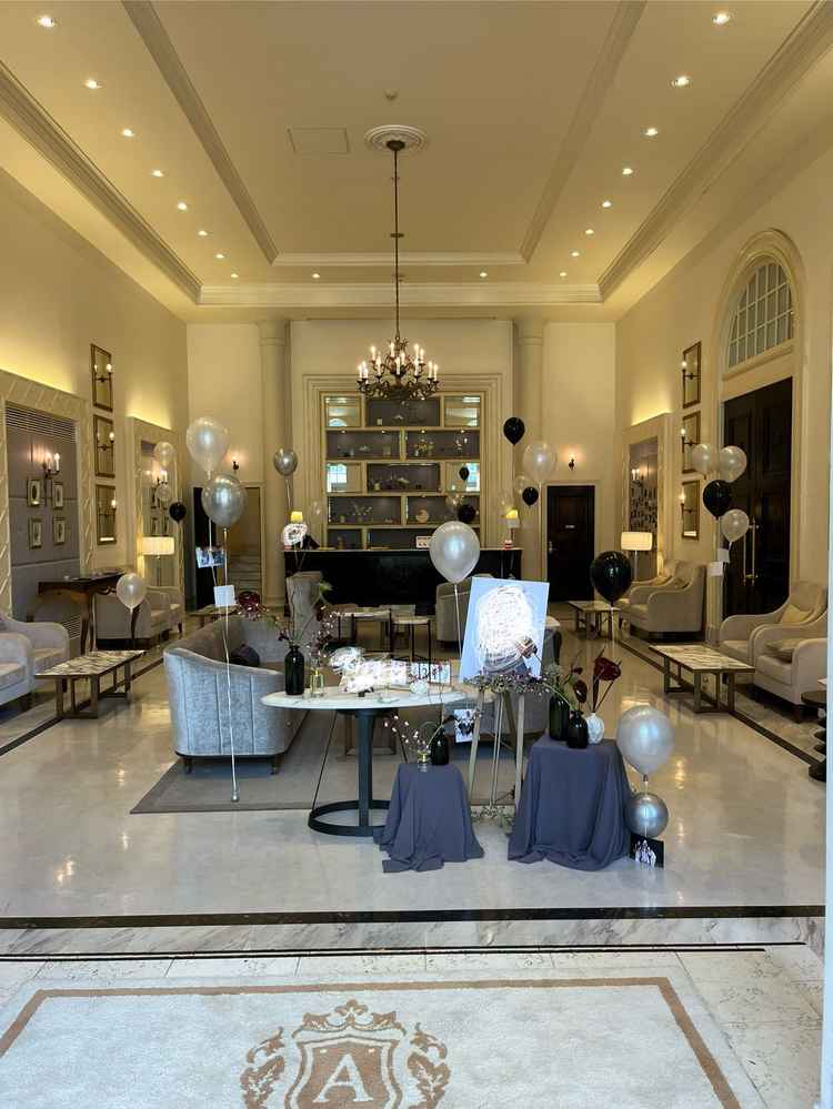 参列者の待合室フロント部分。奥の壁の装飾は常設