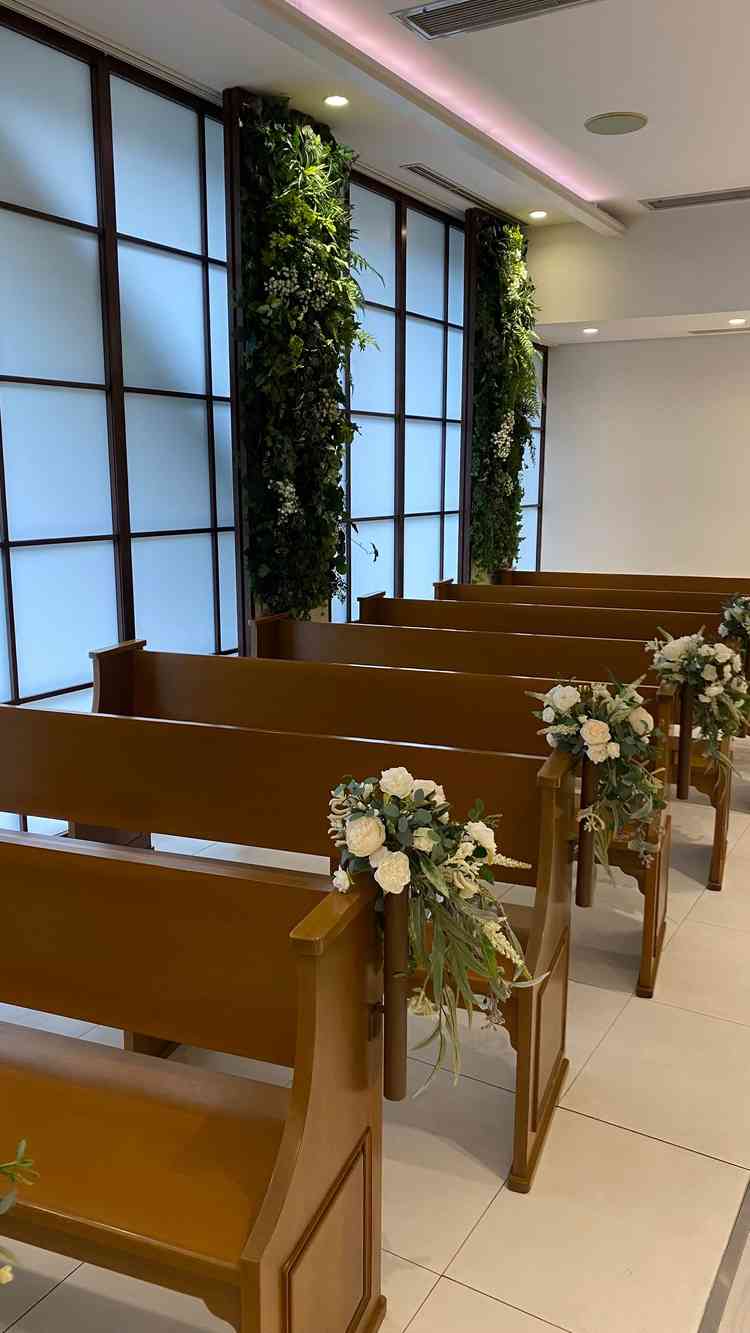 地下の挙式会場。自然光は入らないが、真ん前の大きな緑は生花を使っており、水の音も少し聞こえてくる。