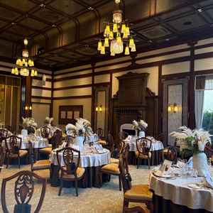 披露宴会場は落ち着いた華やかさがあり、入った瞬間に特別な雰囲気を感じました。