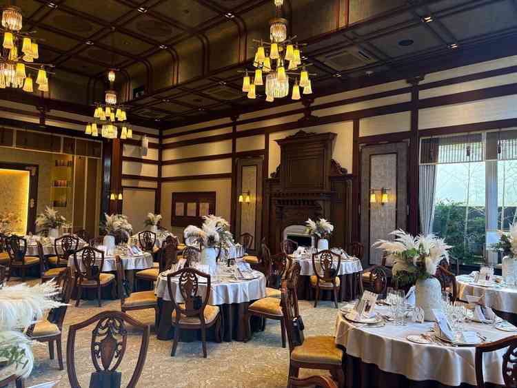 披露宴会場は落ち着いた華やかさがあり、入った瞬間に特別な雰囲気を感じました。