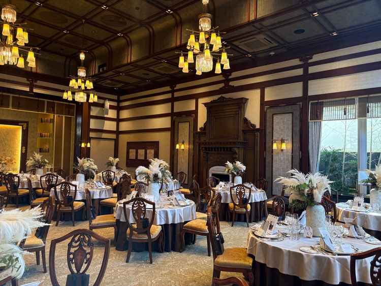 披露宴会場は落ち着いた華やかさがあり、入った瞬間に特別な雰囲気を感じました。