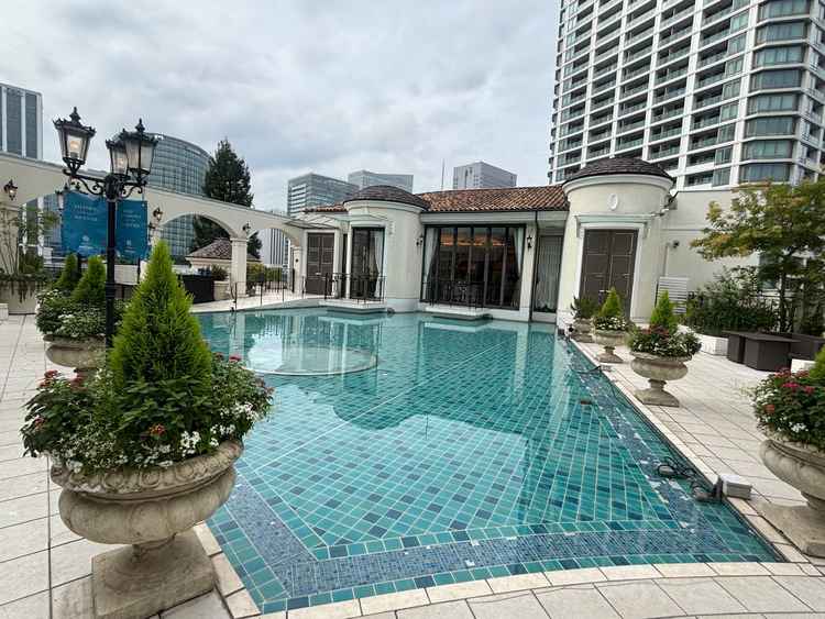 チャペルの外のプール。バルーンを飛ばす演出は参加者全員が楽しめ、見た目にも可愛らしかった。