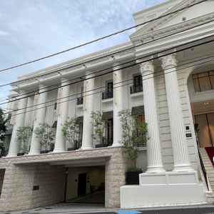 建物の前の道が2車線で狭く、建物全体の写真を撮るのは難しそう。