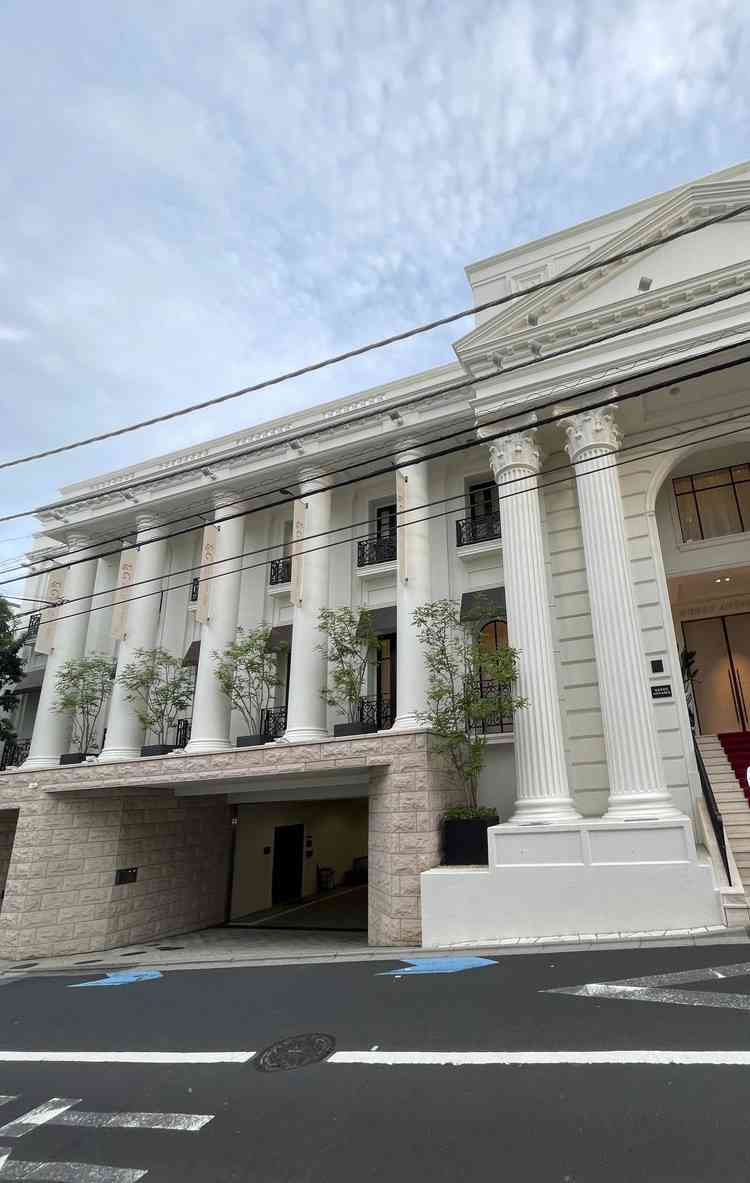 建物の前の道が2車線で狭く、建物全体の写真を撮るのは難しそう。