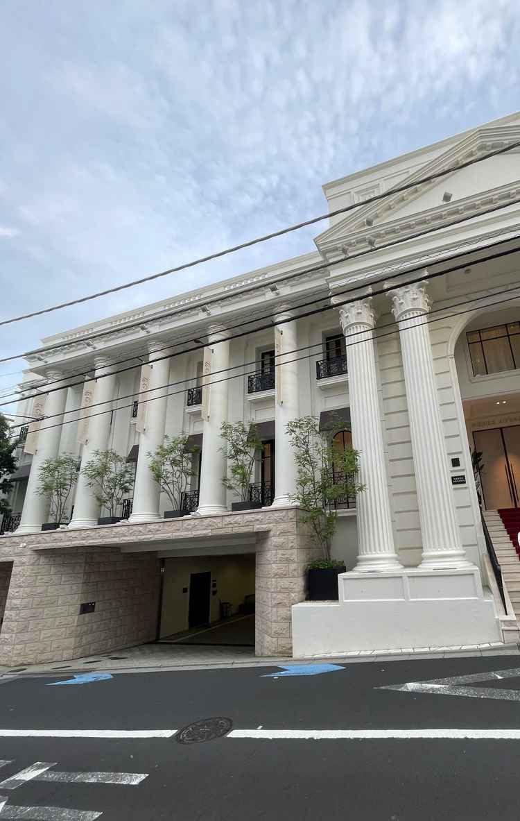 建物の前の道が2車線で狭く、建物全体の写真を撮るのは難しそう。