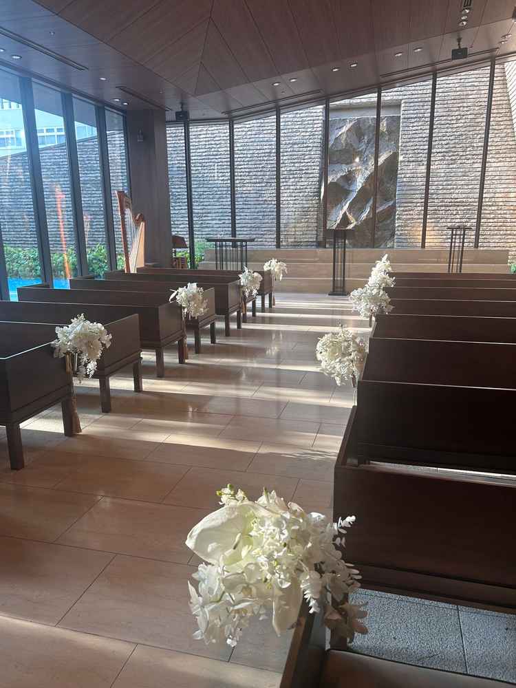 自然な光と水、緑があり、あたたかい会場。