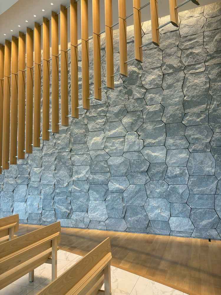 チャペルの壁のハートマークの石。