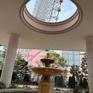 エントランスにある噴水。コスモクロックを見られるように穴が開いている。