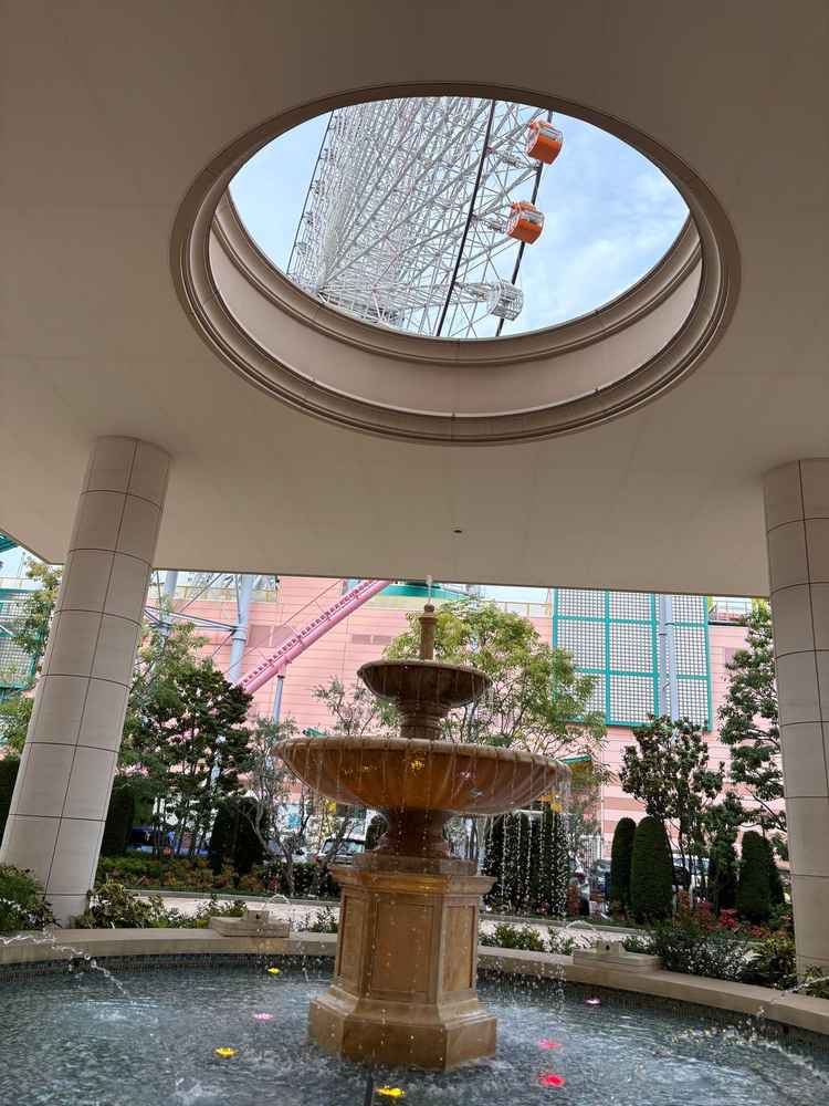 エントランスにある噴水。コスモクロックを見られるように穴が開いている。