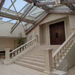 チャペル前の階段は屋根があるので雨でも問題なく挙式できます。脇にエレベーターも設置されています。