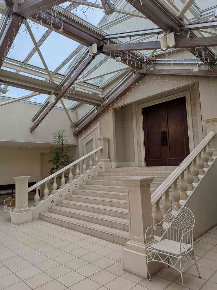 チャペル前の階段は屋根があるので雨でも問題なく挙式できます。脇にエレベーターも設置されています。