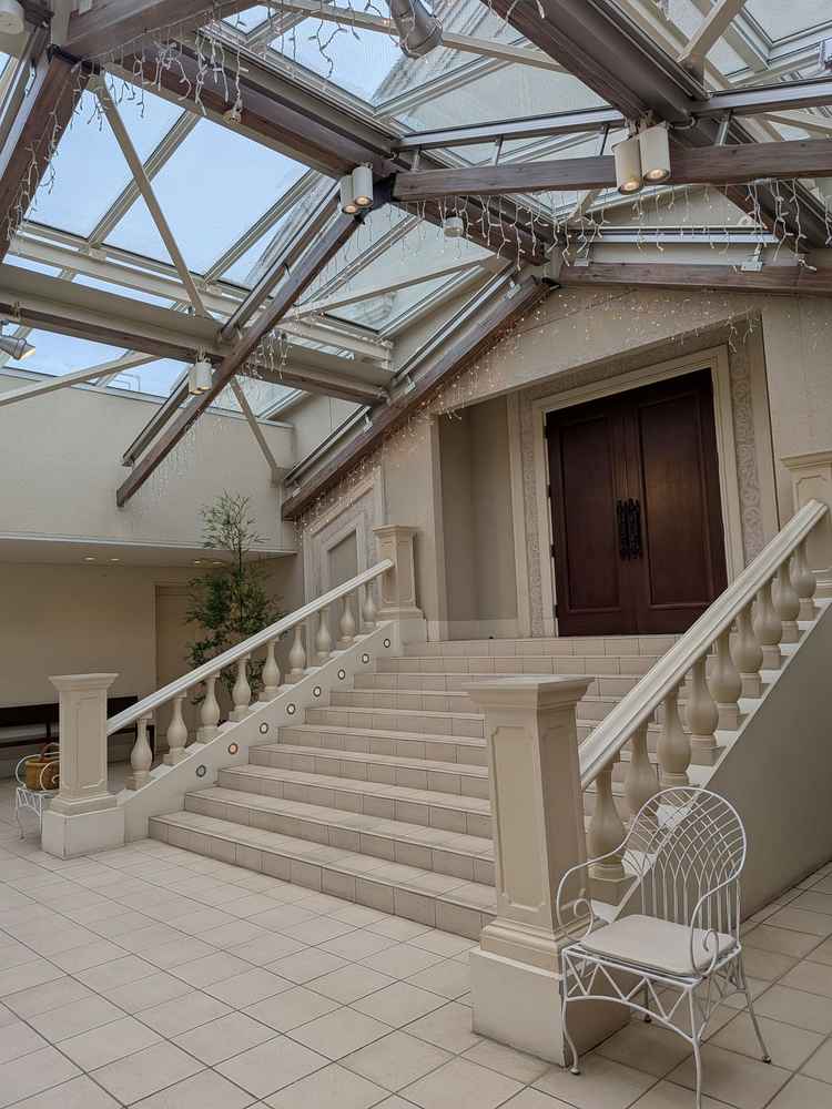 チャペル前の階段は屋根があるので雨でも問題なく挙式できます。脇にエレベーターも設置されています。