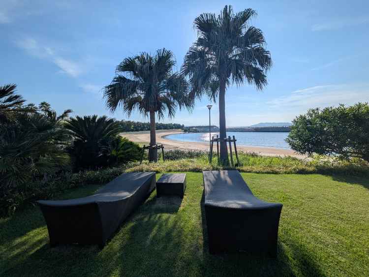 披露宴会場の庭からの景色。すぐ近くに海があり写真スポットが多かったです。