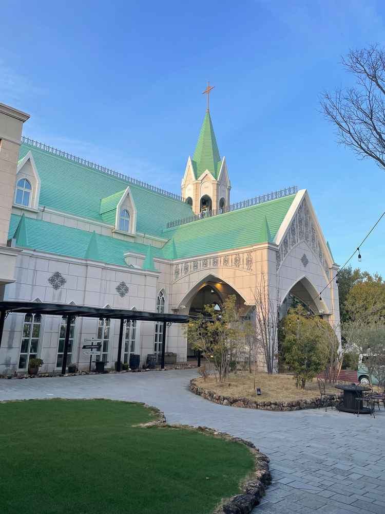 結婚式場外観。入り口正面まで車で入れるのでゲストが雨に濡れる心配なし。