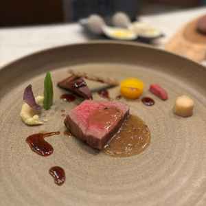 フルコース試食の肉料理です。国内産のお肉で柔らかく味だけでなく食感も楽しめる料理でした。