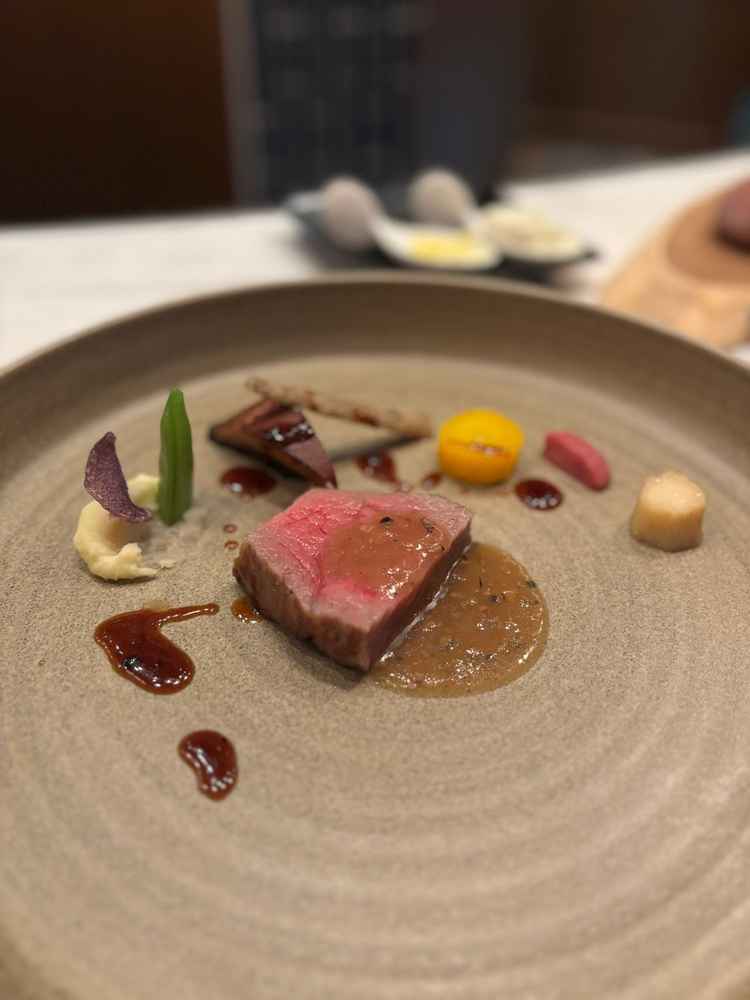 フルコース試食の肉料理です。国内産のお肉で柔らかく味だけでなく食感も楽しめる料理でした。