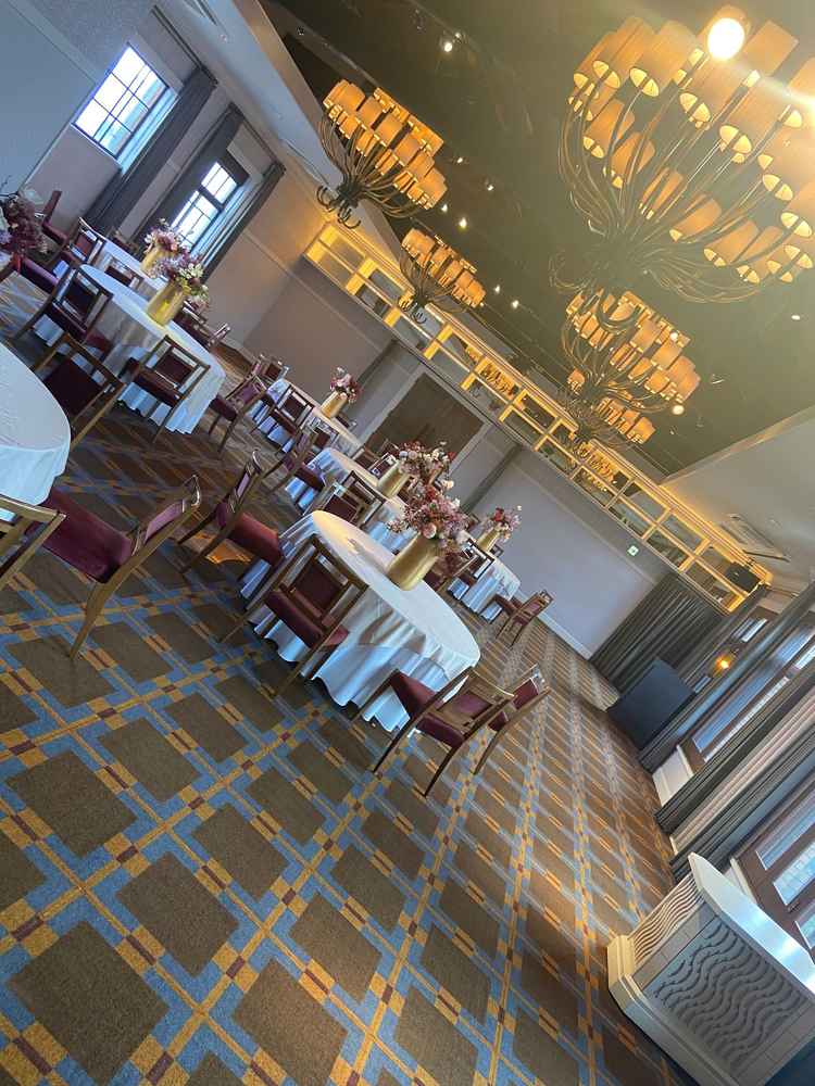 披露宴会場。天井も高く開放感がある。窓から下町（善光寺下の通り）や山も見えるので披露宴中も長野らしい