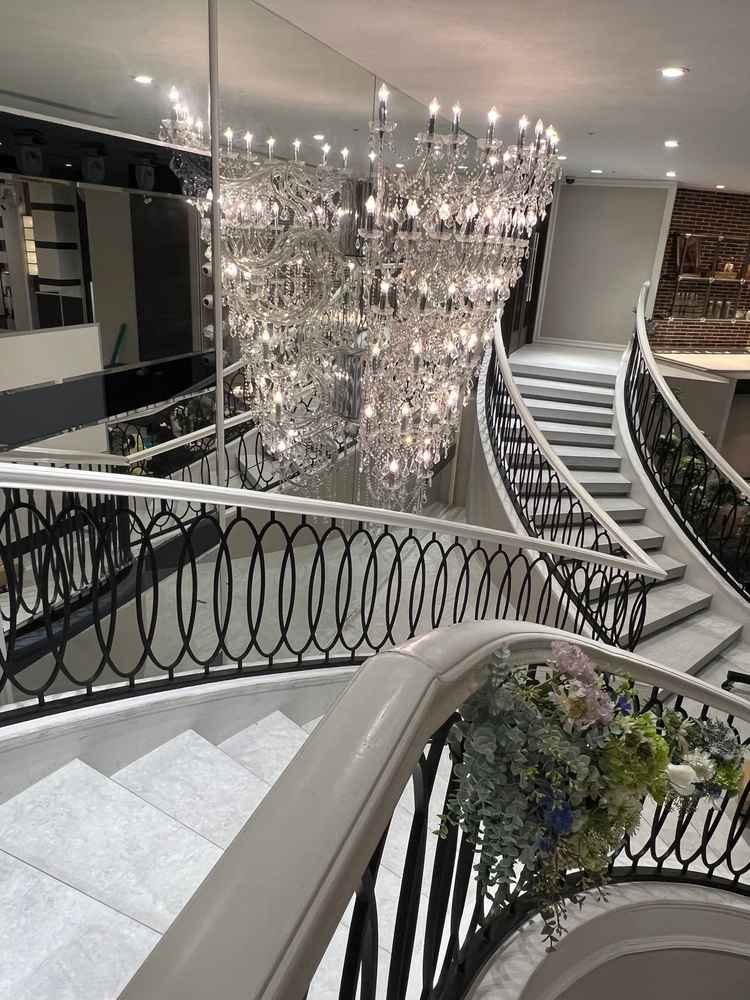 披露宴会場のシャンデリアです