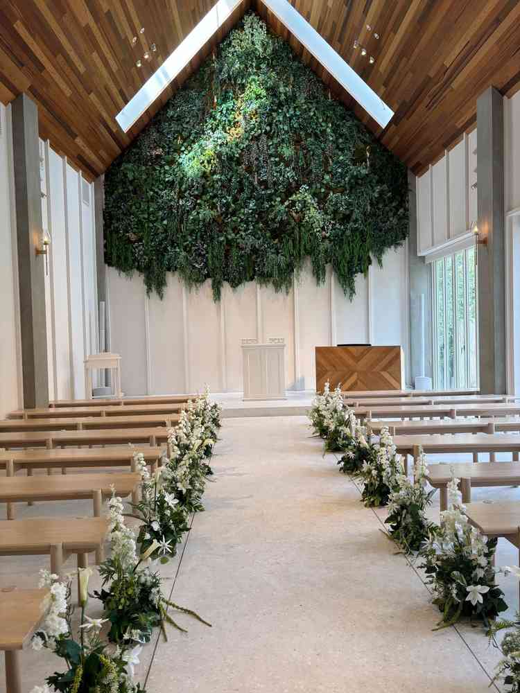 木目調と緑のバランスがいいチャペル。天井がとても高くて良かったです。