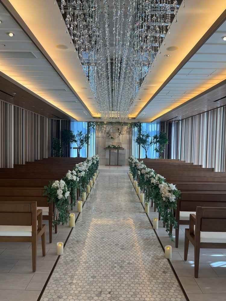 自然光が入る、シンプルな挙式会場