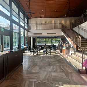 水辺の会場のフロント。持ち込みもなんでもでき、0次会も開催可能とのこと！とても魅力的でした。